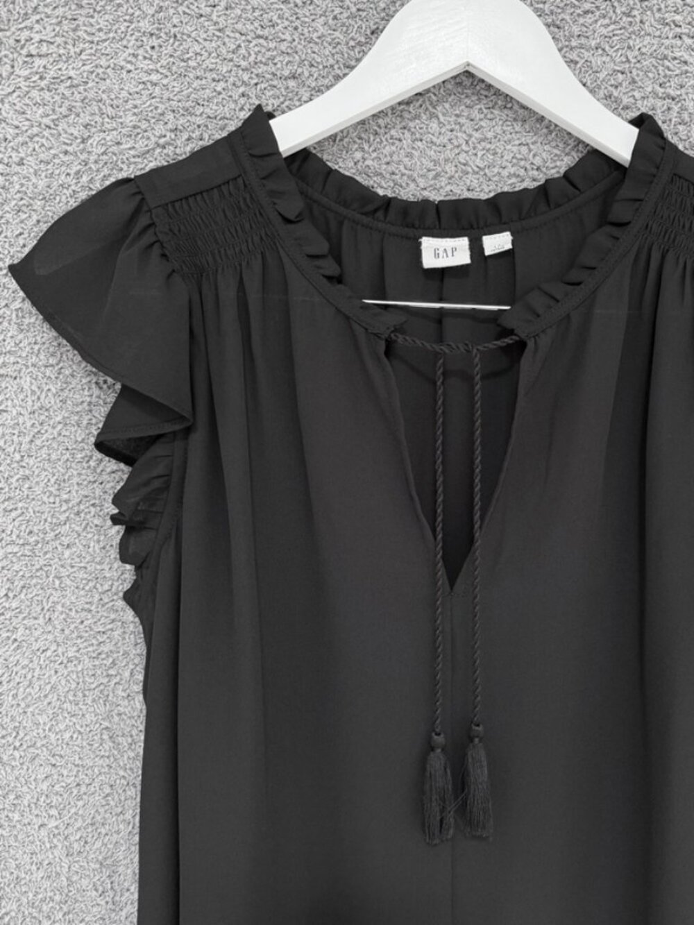 GAP Ruffle Sleeve Smock Shoulder split-neck black blouse Large